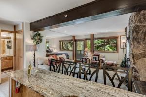 uma cozinha e sala de estar com um balcão de pedra em Laurelwood Condominiums 109 em Snowmass Village
