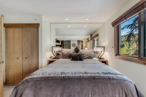 um quarto com uma cama grande e uma janela em Laurelwood Condominiums 109 em Snowmass Village