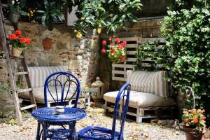 two blue chairs and a table and a bench at Kerasiá in Florence