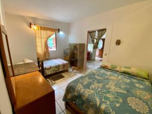 een slaapkamer met 2 bedden en een dressoir. bij La Casita, en centro de la ciudad de Oaxaca in Oaxaca City