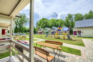 widok na park z placem zabaw w obiekcie Kolorowe Domki Rewal w Rewalu