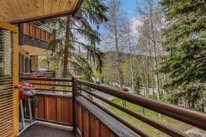 uma varanda com vista para uma floresta em Laurelwood Condominiums 109 em Snowmass Village