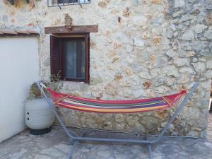 een hangmat voor een stenen gebouw bij Dioni Villa in Sivota