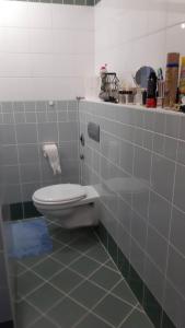 ザマールディにあるKata Apartman1のタイル張りの部屋のバスルーム(トイレ付)