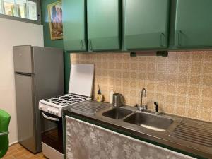 a kitchen with a sink and a stove at Studio indépendant /2 personnes in Le Bugue