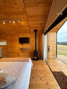 una camera da letto con un letto e una TV a parete di Nordic Cabanas a Cambará Altre 96 foto