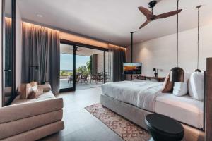 um quarto com uma cama grande e uma varanda em Kontiki Beach Resort em Willemstad