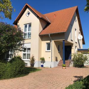 a house with a red roof and a brick driveway at Ferienwohnung Südpfalz mit Fernblick in Böchingen