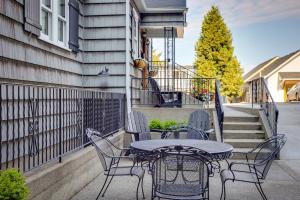 Parveke tai terassi majoituspaikassa Retro-Style Home in Ruston Walkable Location!