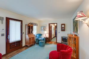 ein Wohnzimmer mit zwei roten Stühlen und einem Sofa in der Unterkunft Retro-Style Home in Ruston Walkable Location! 