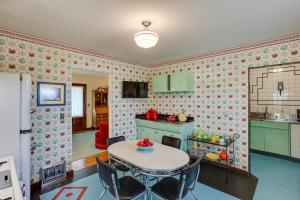 Majoituspaikan Retro-Style Home in Ruston Walkable Location! keittiö tai keittotila