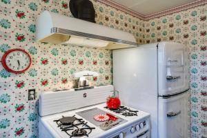 Majoituspaikan Retro-Style Home in Ruston Walkable Location! keittiö tai keittotila