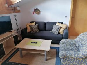 ein Wohnzimmer mit einem Sofa und einem Couchtisch in der Unterkunft Riegergut in Unken