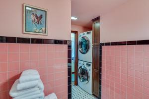 Kylpyhuone majoituspaikassa Retro-Style Home in Ruston Walkable Location!