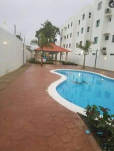 einem Pool vor einem Gebäude in der Unterkunft Comodas 3 Hab con piscina, Wifi 1er nivel in Santiago de los Caballeros