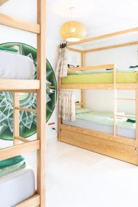 埃里塞拉的住宿－Surf Yoga Ericeira Guest House，宿舍内带双层床的房间
