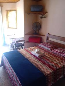 um quarto com uma cama com uma toalha em Pousada luar da serra em Lumiar