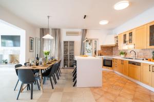 Kuchyň nebo kuchyňský kout v ubytování Villa Luce Dubrovnik
