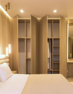 um quarto com uma cama e um closet em Amsterdam Hotel Aktobe em Aqtöbe