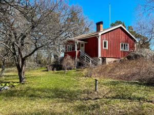 una casa rossa in cima a una collina di Holiday home DALARÖ II a Dalarö