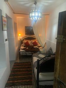 Säng eller sängar i ett rum på Riad Dar Mchicha by phoenix