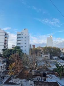 vistas a una ciudad con edificios y árboles en Departamento en La Plata Centro en La Plata