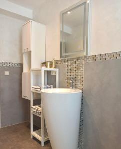 a bathroom with a white sink and a mirror at Ferienwohnung Appartamento Da Vinci in Eisenach