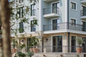 un edificio de apartamentos con balcones y macetas en Hotel Diplomat en Budva