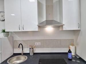 Kuchyň nebo kuchyňský kout v ubytování Apartamentos Bielsa 'Madrid Río' + 34 fotografií