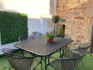 een tafel met stoelen en een plant op een patio bij Seahorses Crail in Crail