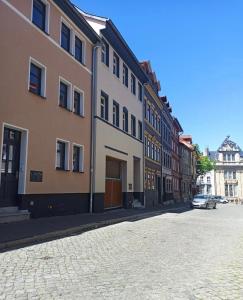 a cobblestone street in a city with buildings at Ferienwohnung Appartamento Da Vinci in Eisenach