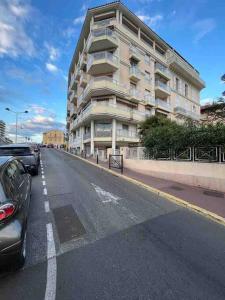 ulica z samochodami zaparkowanymi przed budynkiem w obiekcie Suite luxe jacuzzi w Cannes