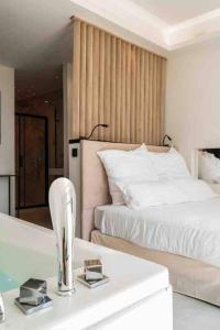 sypialnia z 2 łóżkami i stołem z lustrem w obiekcie Suite luxe jacuzzi w Cannes