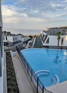 een groot zwembad aan de zijkant van een gebouw bij Gran Apartment-Iconic Sea View in Gran Alacant