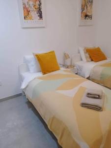 1 dormitorio con 2 camas y toallas. en Gran Apartment-Iconic Sea View, en Gran Alacant