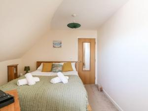 sypialnia z dużym łóżkiem z 2 poduszkami w obiekcie Beachside View w mieście Weymouth