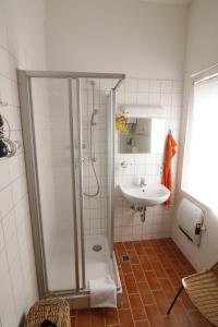 La salle de bains est pourvue d'une douche et d'un lavabo. dans l'établissement Pension Waldheim, à Fribourg-en-Brisgau