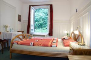 מיטה או מיטות בחדר ב-Pension Waldheim