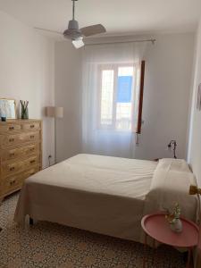een slaapkamer met een groot bed en een raam bij Casa On The Beach in Alcamo