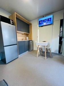 una cucina con frigorifero bianco e tavolo di Mobile Home Laura, Privlaka a Privlaka (Brevilacqua)