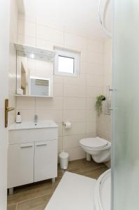 Koupelna v ubytování Apartments Liana - VaLa + 37 fotografií