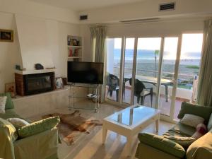 uma sala de estar com vista para o oceano em Casa del Mar em Zahara de los Atunes