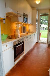 Photo de la galerie de l'établissement Jolie villa avec jardin à proximité de la plage, à La Brée-les-Bains