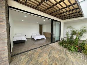 una camera con un letto e una grande porta scorrevole in vetro di Espectacular Finca Campestre de descanso a Villavicencio Altre 46 foto