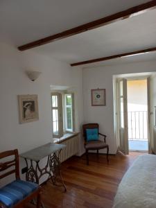 een woonkamer met een tafel en een stoel bij Il giardino di Olivia in Guarene