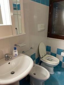 ein Bad mit einem Waschbecken und einem WC in der Unterkunft Villa Antonella in Noto Marina
