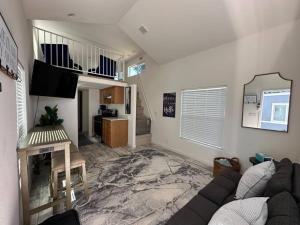 uma sala de estar com um sofá e uma mesa em SLO Oasis Home em San Luis Obispo