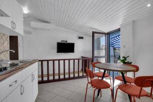 Televízia a/alebo spoločenská miestnosť v ubytovaní APARTMENT LANTERNA
