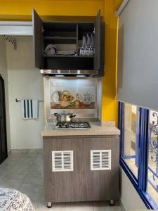 Virtuvė arba virtuvėlė apgyvendinimo įstaigoje Apartaestudio Santa Rosa de Cabal Calle 16B # 7-30 ALTOS DE LOS LAURELES - ESQUINA