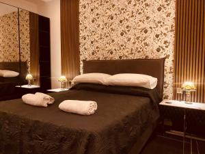 um quarto com uma cama com duas almofadas em Azure Gold Apartment em Senglea